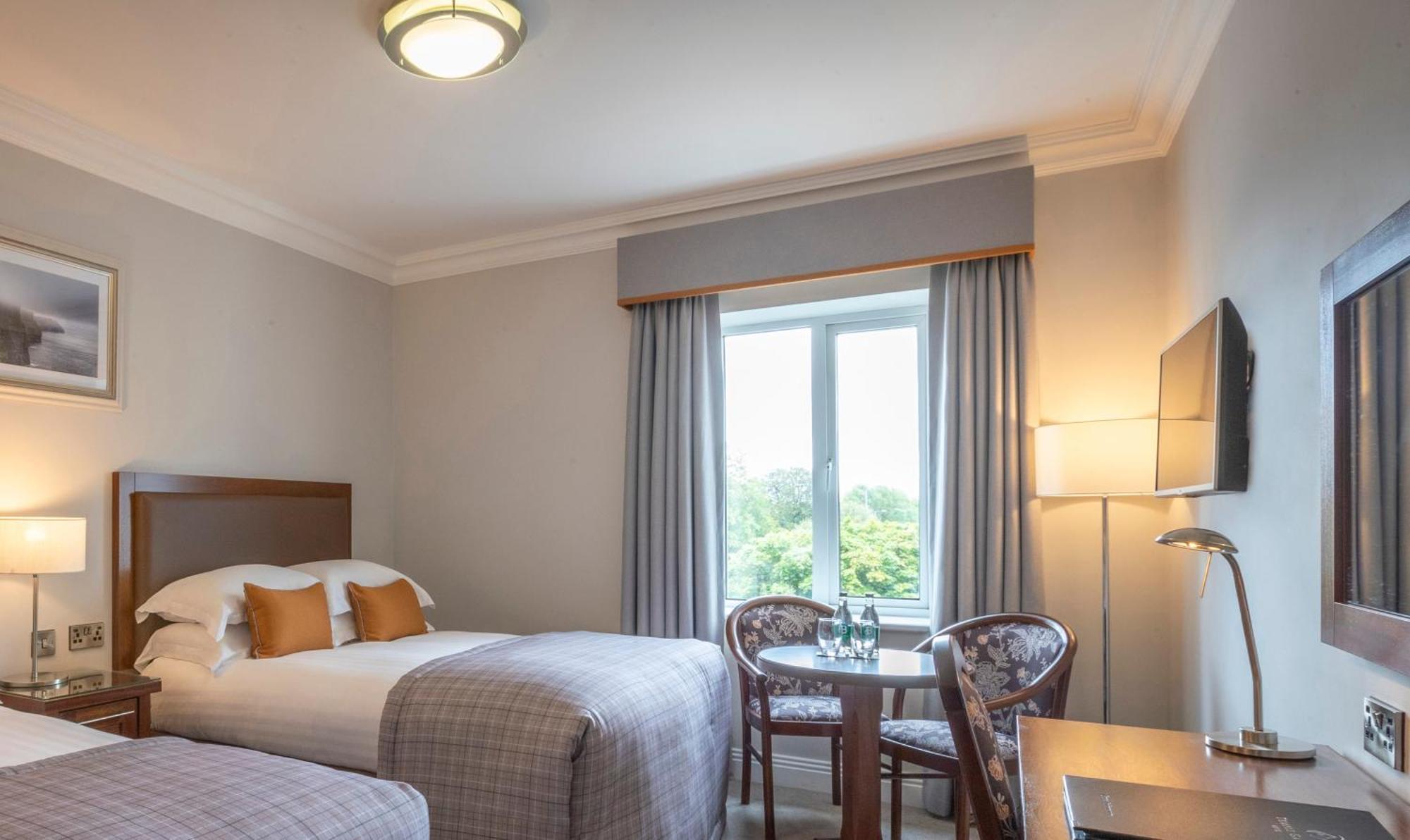 Temple Gate Hotel اينيس المظهر الخارجي الصورة
