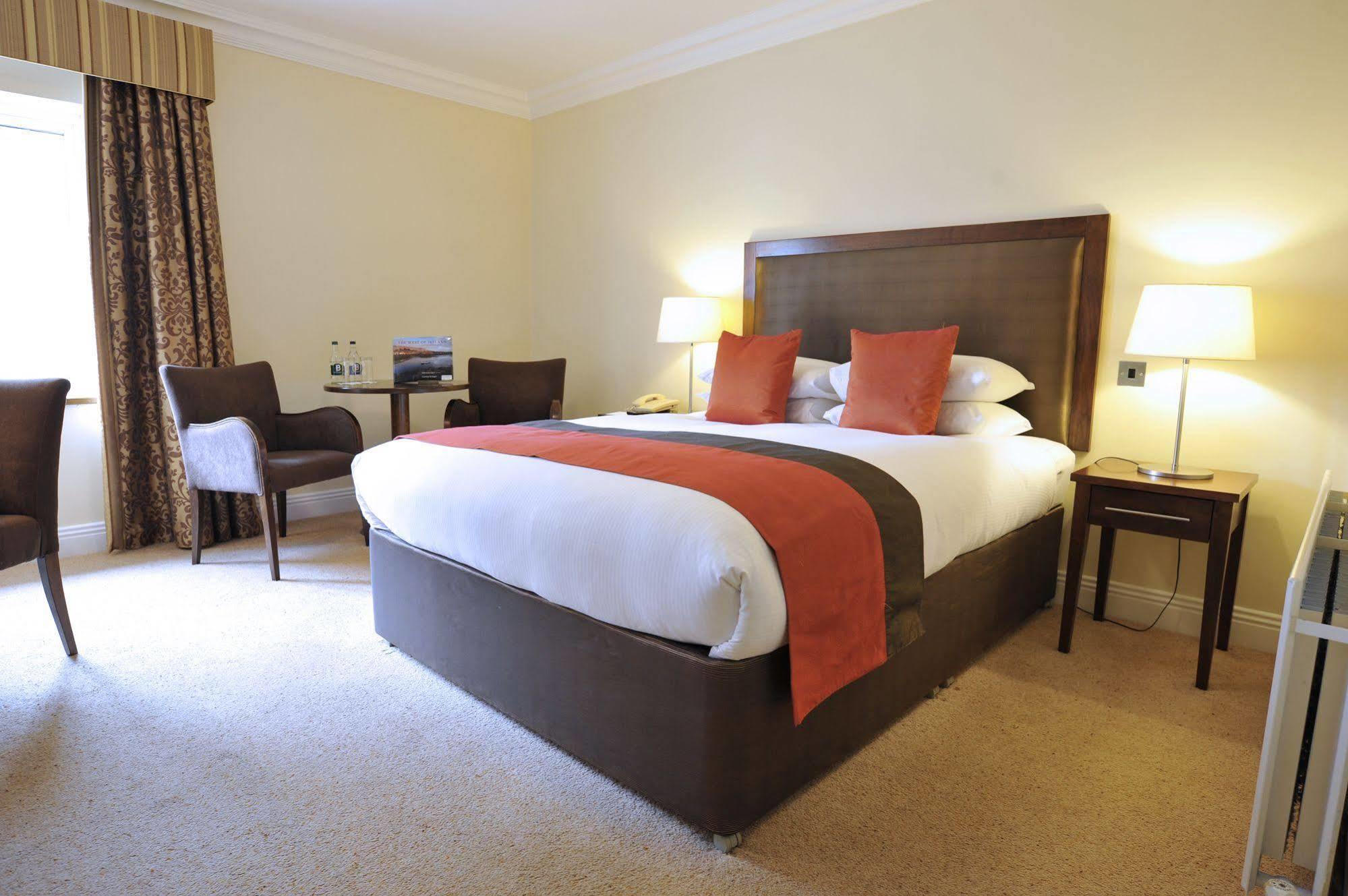 Temple Gate Hotel اينيس المظهر الخارجي الصورة